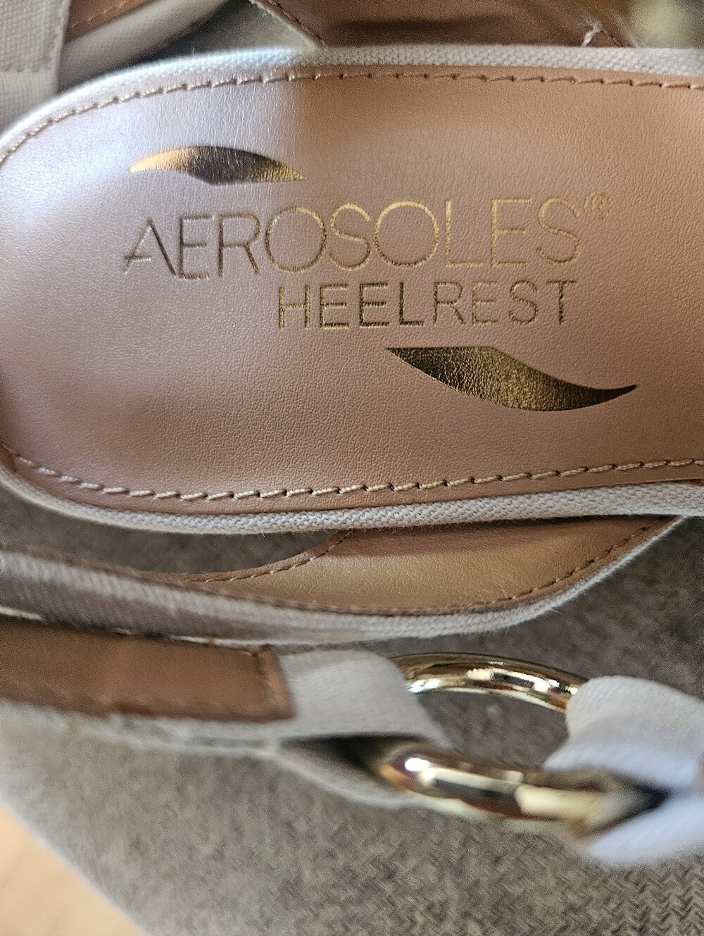 NWOT Aerosoles Light Beige T-Strap Sandals with Gold Accents - Picture 6 of 8